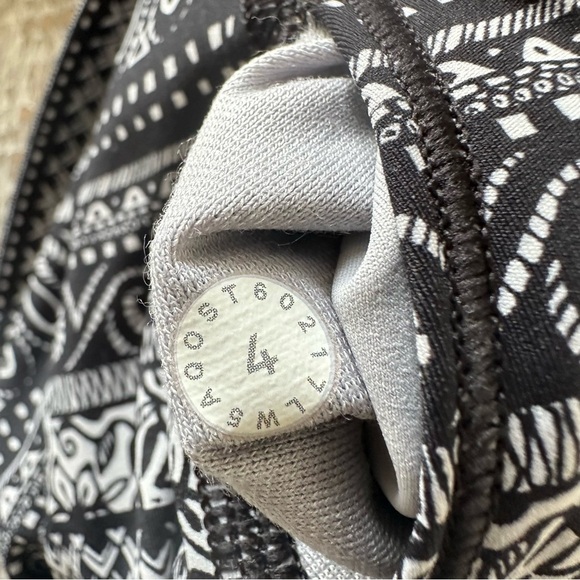 LULULEMON Wunder Under Hi-Rise Tight (Nulux 28")
Entwined 50 Ice Grey Black - Picture 12 of 13